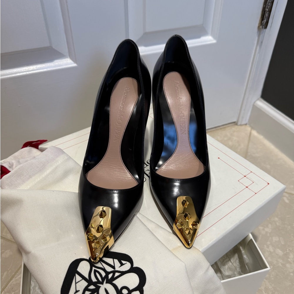 Alexander McQueen Chic Brush Off/Gold Hardware Leather Heels